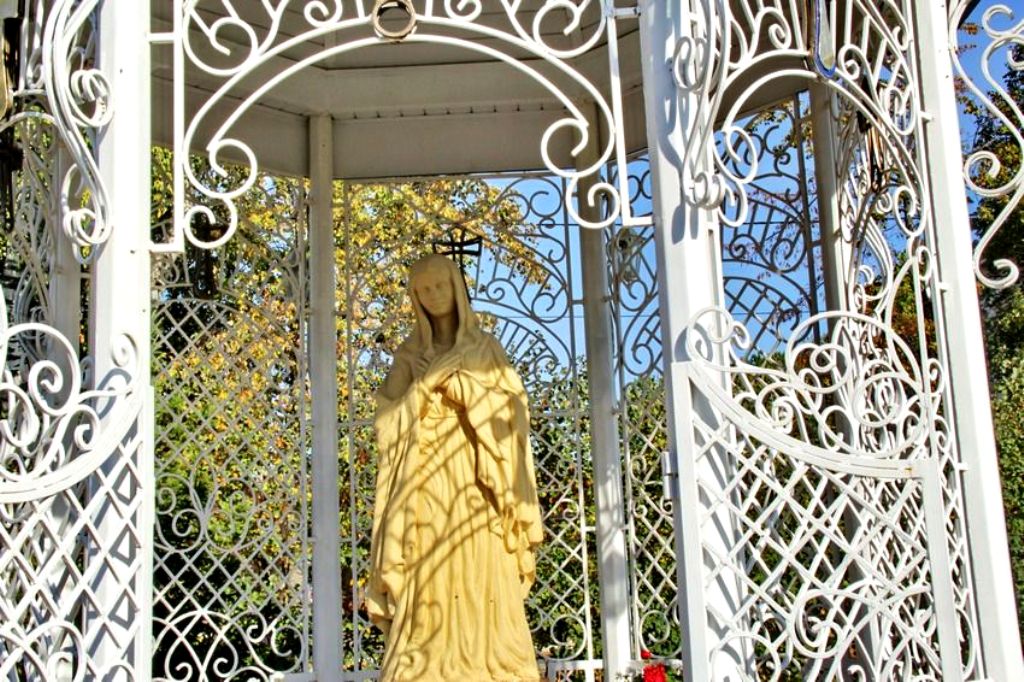 В одной из беседок сквера "Умиление" можно увидеть изваяние Богоматери В одной из беседок сквера "Умиление" можно увидеть изваяние Богоматери