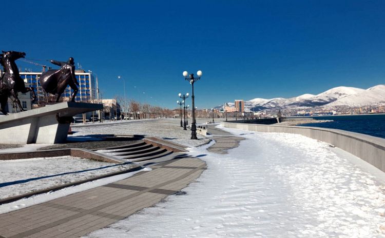 Жители и гости Новороссийска любят фотографировать такое редкое явление как снег Жители и гости Новороссийска любят фотографировать такое редкое явление как снег