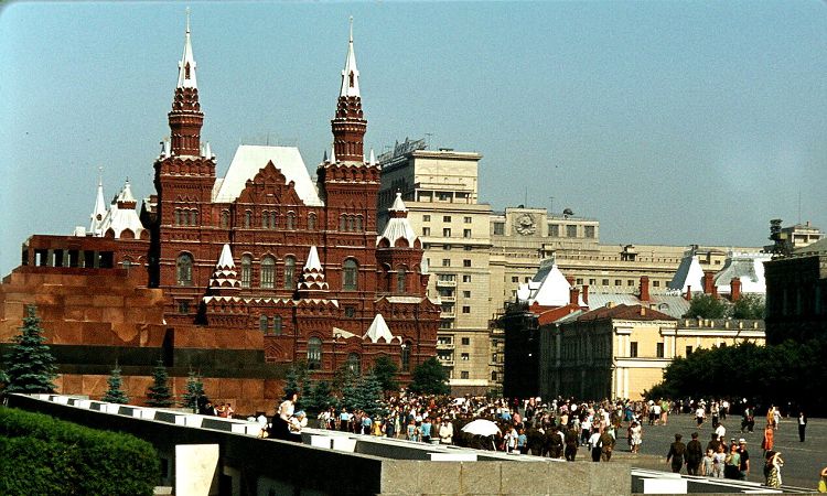 До 90-х годов 20 века место Казанского собора было довольно заброшенным