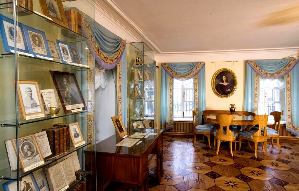 В квартире дома 53 Александр Пушкин и Наталья Гончарова начали свою семейную жизнь