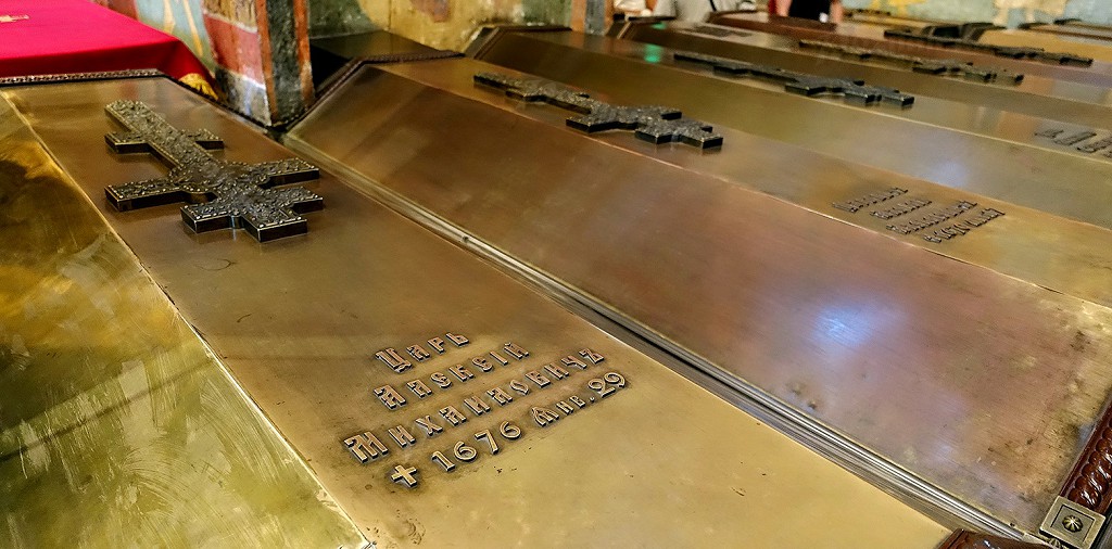 Захоронения великих князей здесь соседствуют с захоронениями первых царей