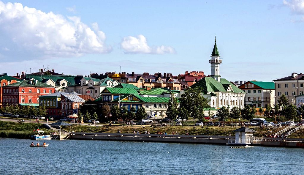 Минарет Мечети Марджани хорошо виден со стороны Набережной озера Кабан