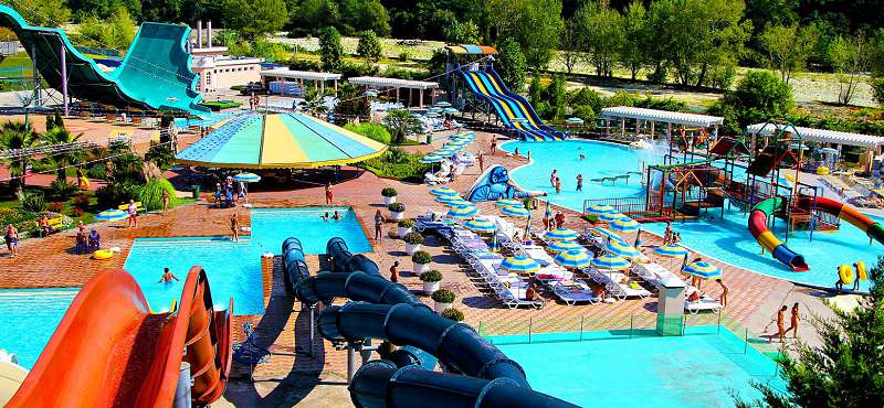 В любом из Аквапарков Лазаревского можно провести с семьей целый день