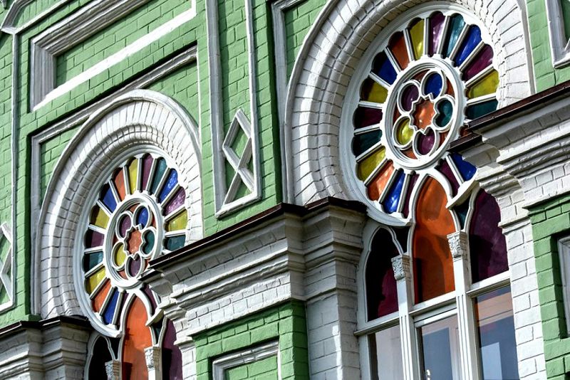 Окна Азимовской мечети - это самая яркая архитектурная особенность