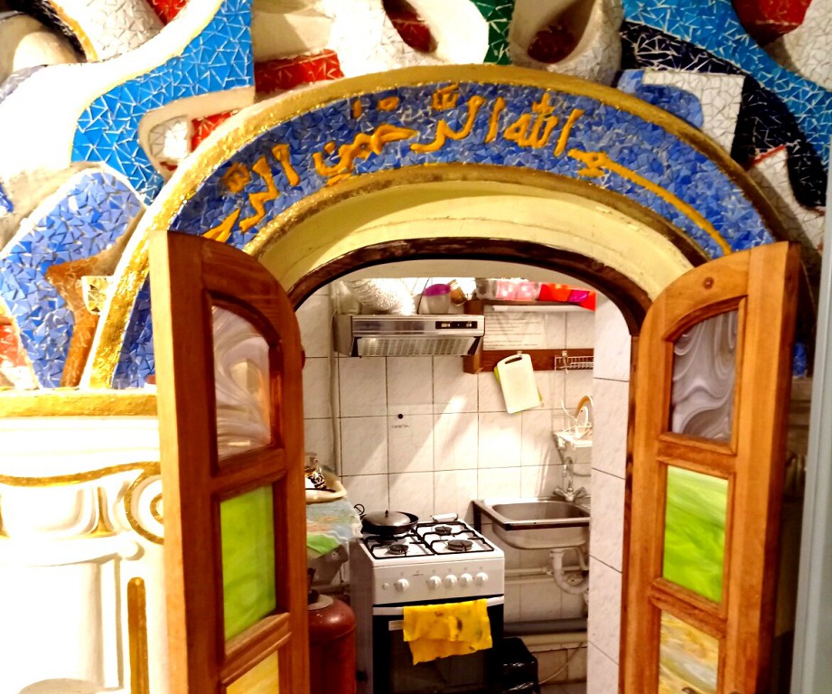 Жил Мансур с Ильдаром в родительском доме, землянка которого была кухней и офисом