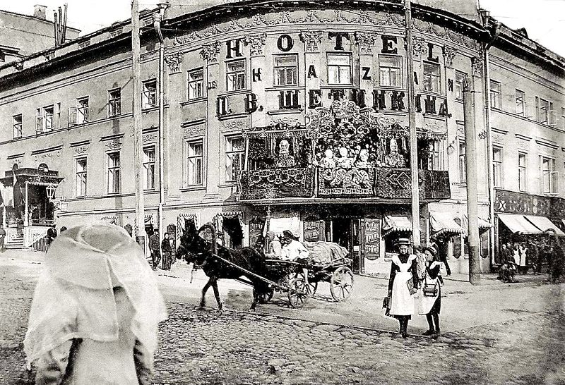 Возводилось на Большой Проломной улице и много гостиниц, называемых тогда номерами