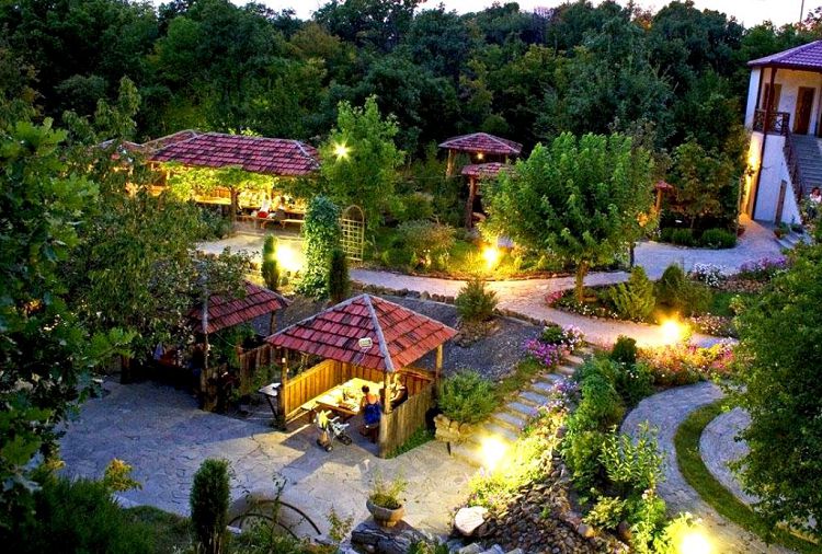 Покушать и отдохнуть можно в индивидуальных симпатичных беседках