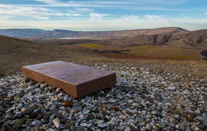 Могила М.Волошина и его жены на вершине горы Кучук-Енишар