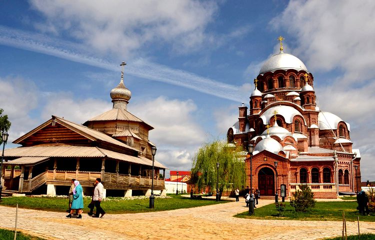 В начале 20 века около старейшего свияжского храма вырастает храм новый