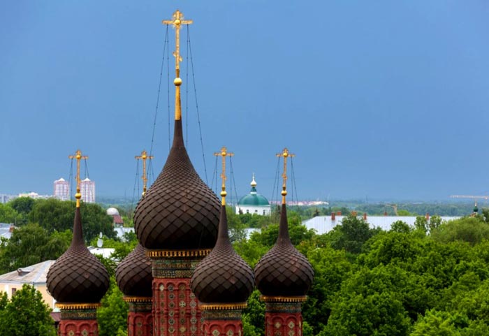 Главки Богоявленского храма в небе Ярославля Главки Богоявленского храма в небе Ярославля