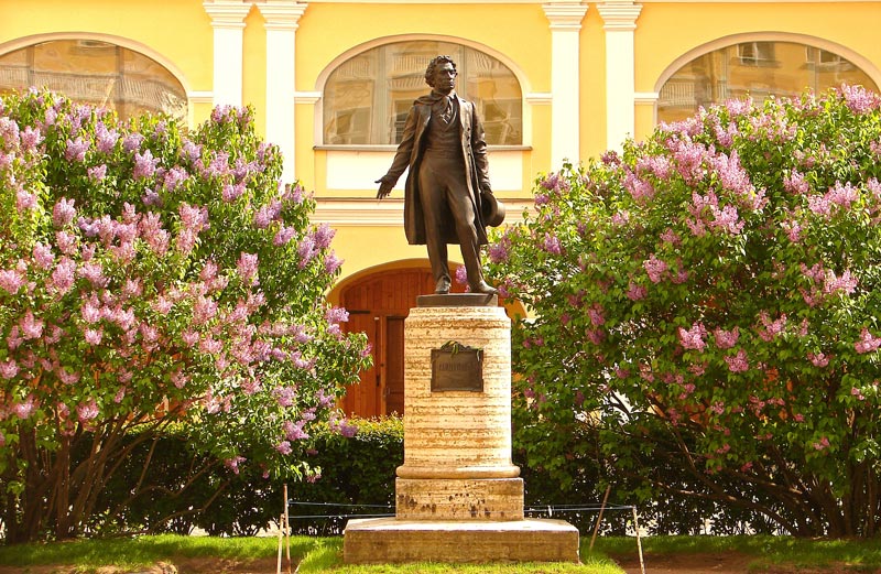 Памятник Пушкину на Мойке 12
