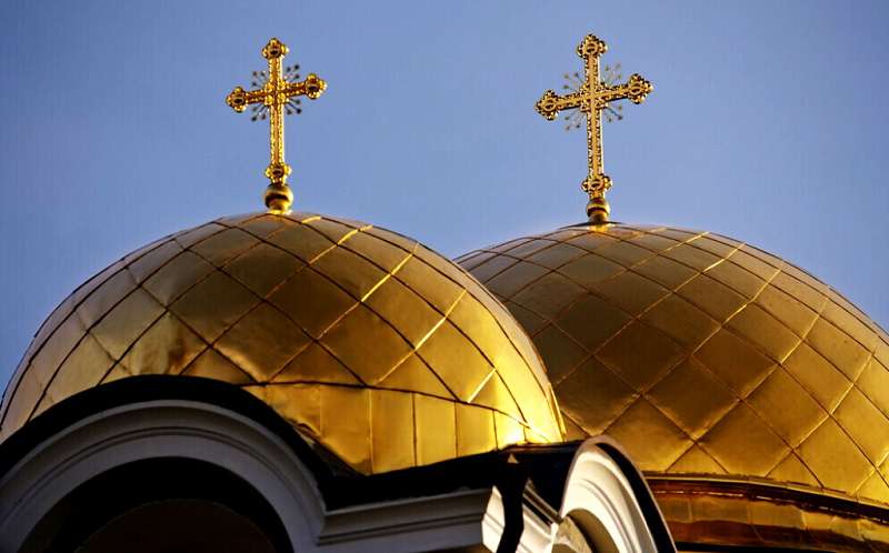 Блеск храмовых куполов отчетливо виден на фоне зелени парков Хосты