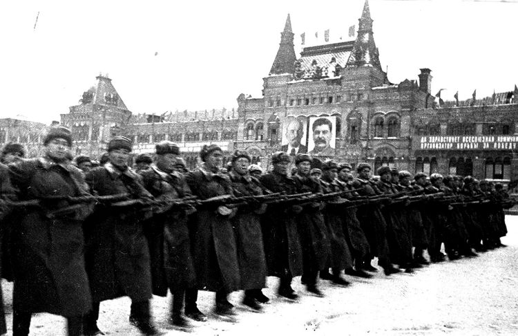 Перед Историческим музеем прошли исторические парады 1941 и 1945 годов