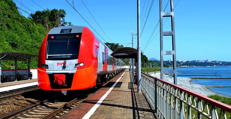 Вдоль всей территории "дикого" пляжа тянется ж/д полотно