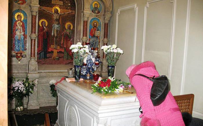 У надгробья Ксении всегда много цветов и горят лампадки