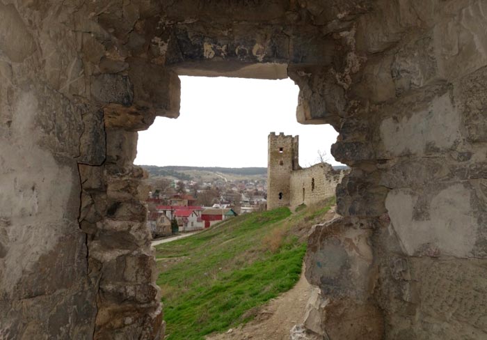 Руины средневековой генуэзской цитадели