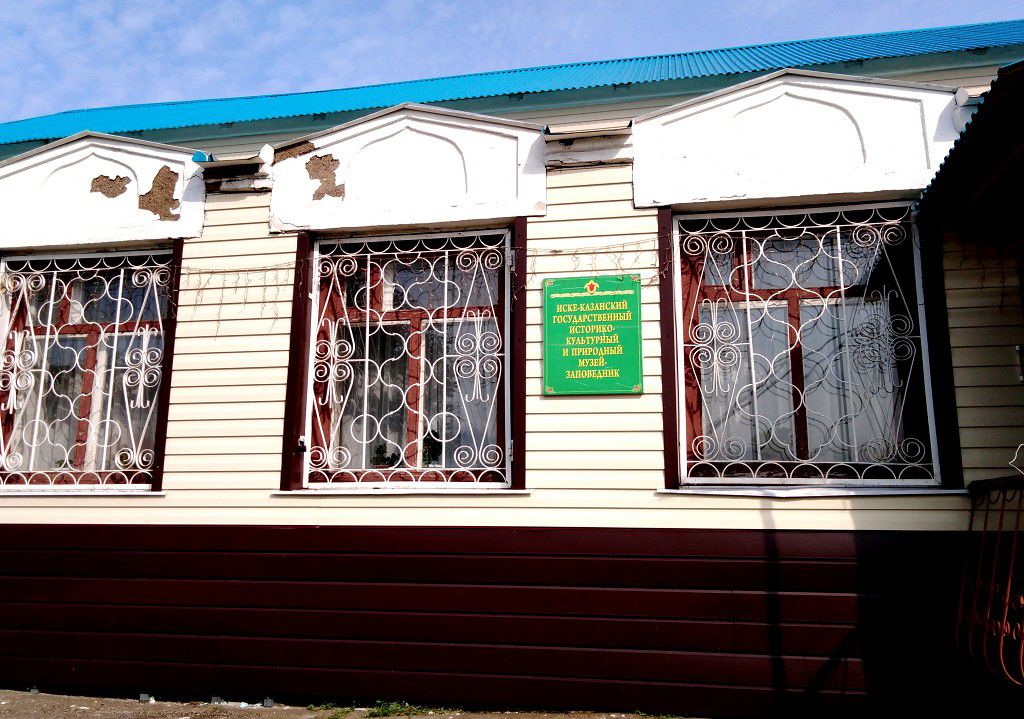 Выставочные залы находятся в здании Иске-Казанского музея