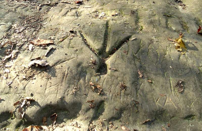 Сегодня камень покрыт и древними символами и современными надписями