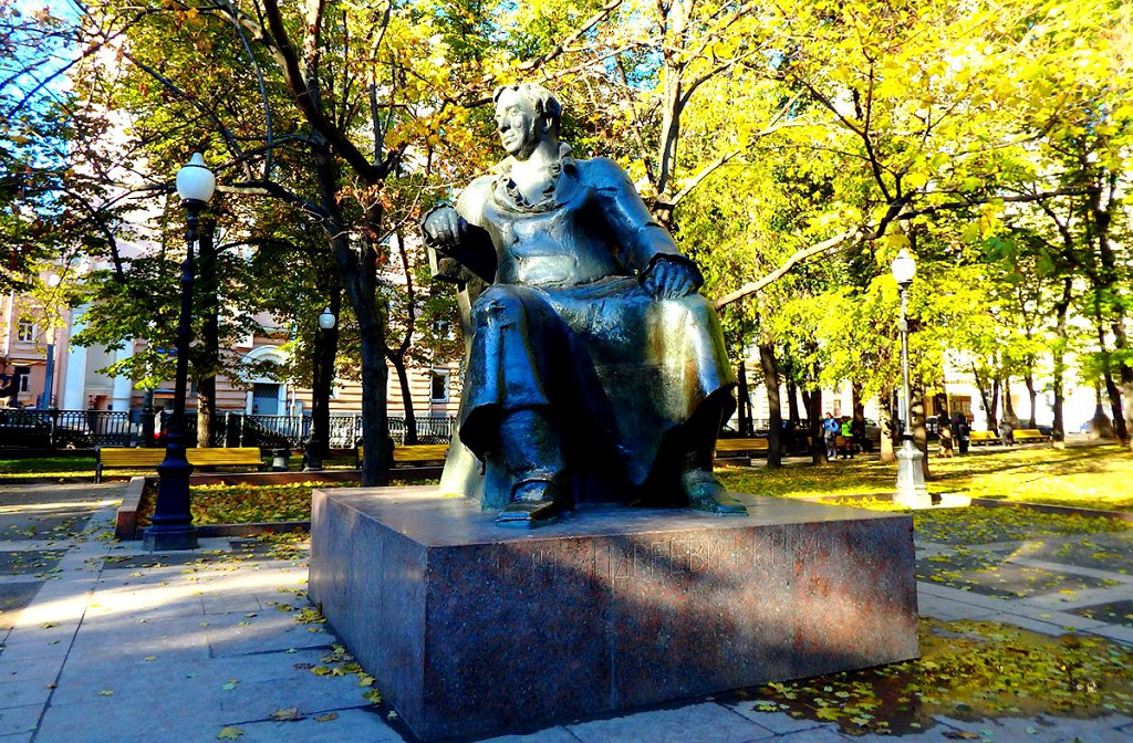 Памятник И.А.Крылову установлен в сквере Патриарших в 70-х годах 20 века Памятник И.А.Крылову установлен в сквере Патриарших в 70-х годах 20 века