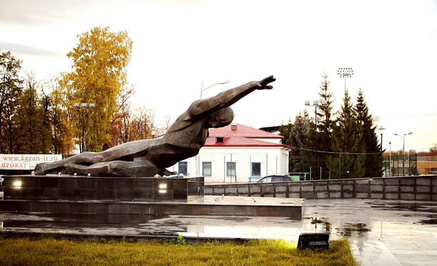 Мемориал памяти и Вечный огонь находятся у входа в Парк Горького