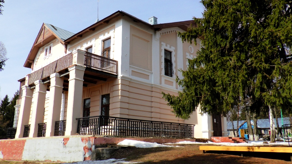 Нынешний усадебный особняк был построен последним представителем династии Молоствовых