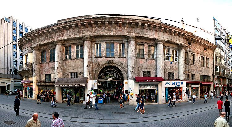 Когда-то в этом здании размещалось посольство Российской империи