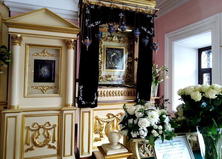 Сегодня многие идут сюда исключительно ради этой иконы