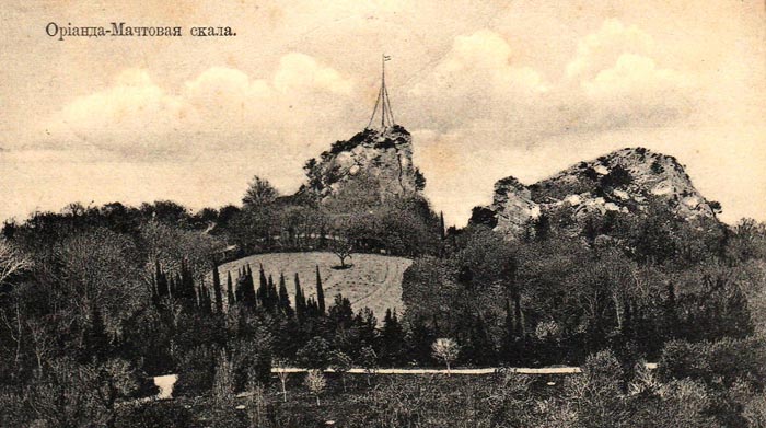 Расколотая Мачтовая скала с императорским флагом