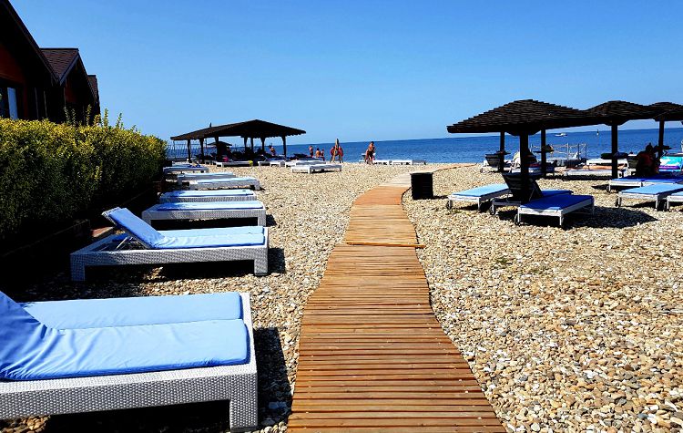 На пляже "Золотая бухта" можно отдохнуть полноценно и спокойно