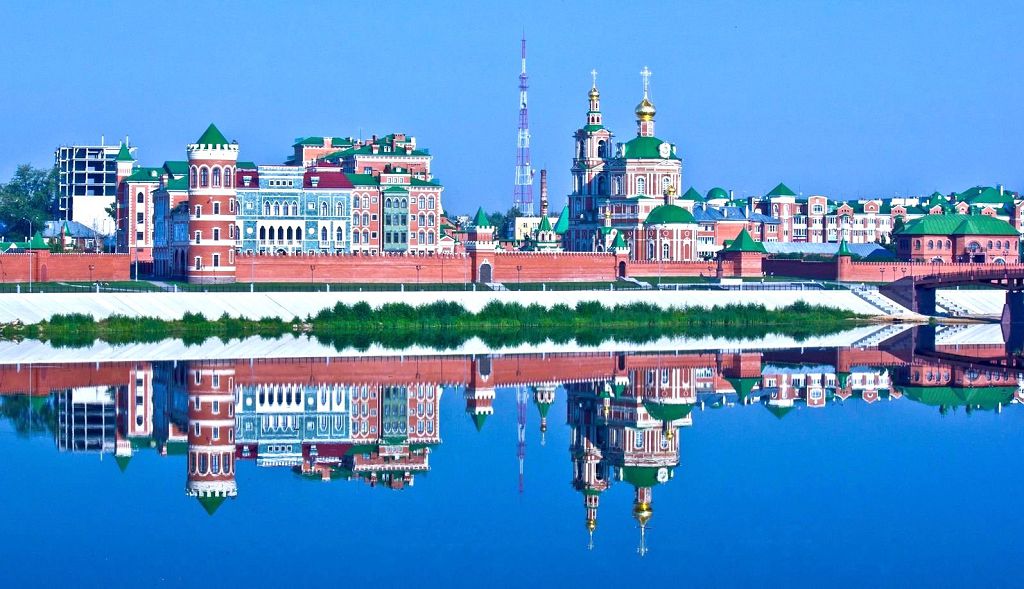 На Воскресенской набережной можно увидеть современные реплики и исторические объекты