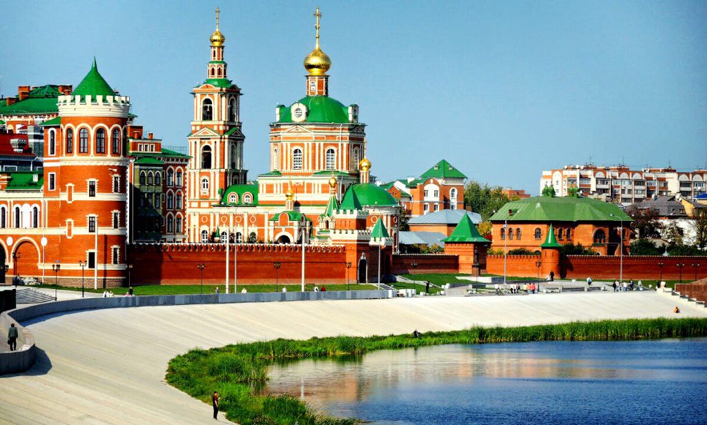 Сегодня воссозданный в новом облике Воскресенский собор -украшение одноименной набережной