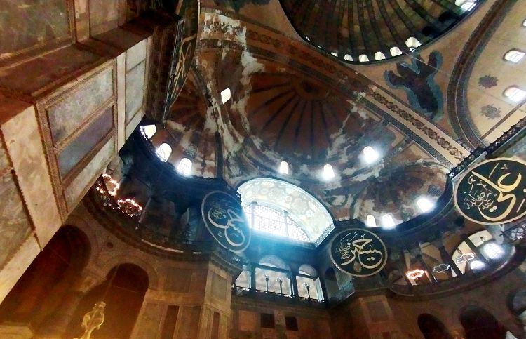 Сквозь мусульманские символы мечети проступают византийские росписи 6-10 веков