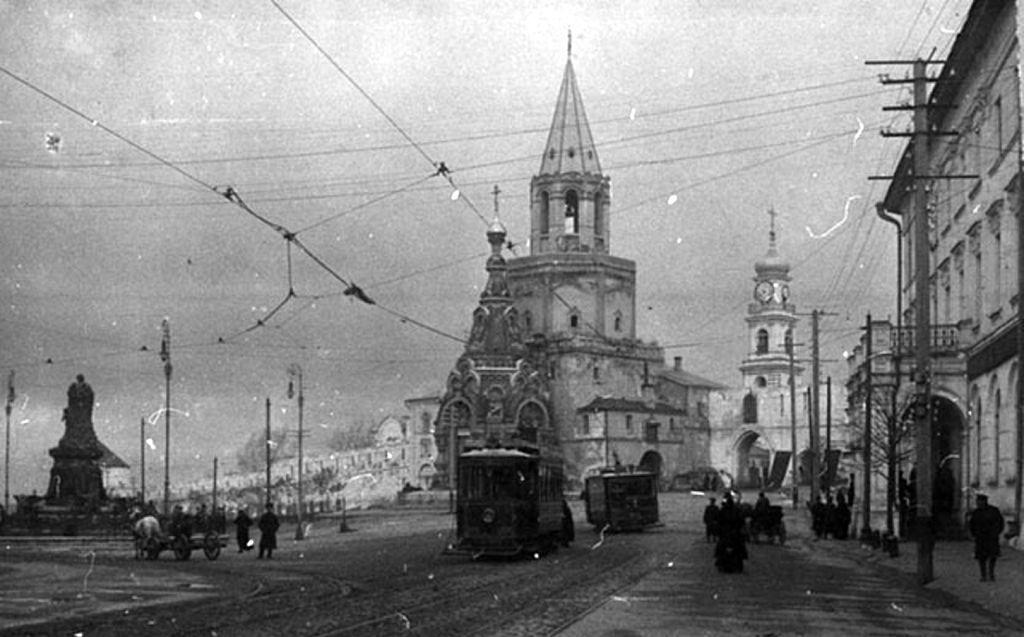 тармвай на площади.jpg