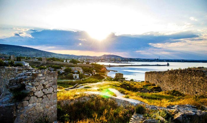 Руины крепостных стен идут к самому морю