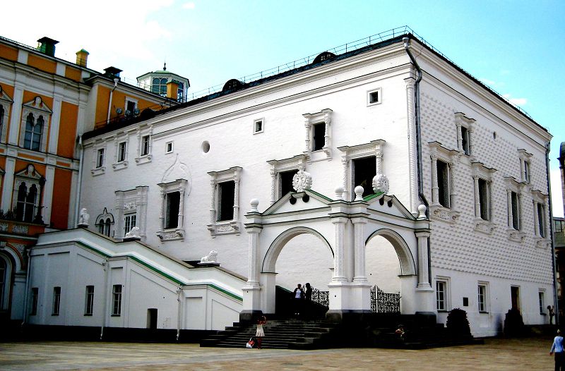 Сегодня на воссозданное красное крыльцо вернулись львы