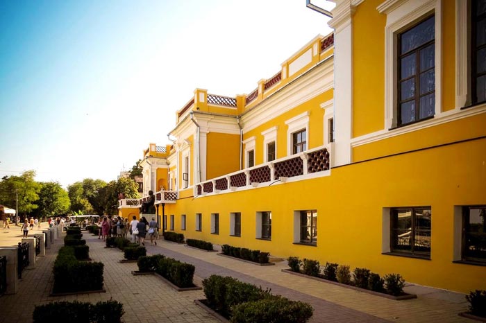 Особняк Айвазовского вытянут сегодня вдоль проспекта, носящего его же имя