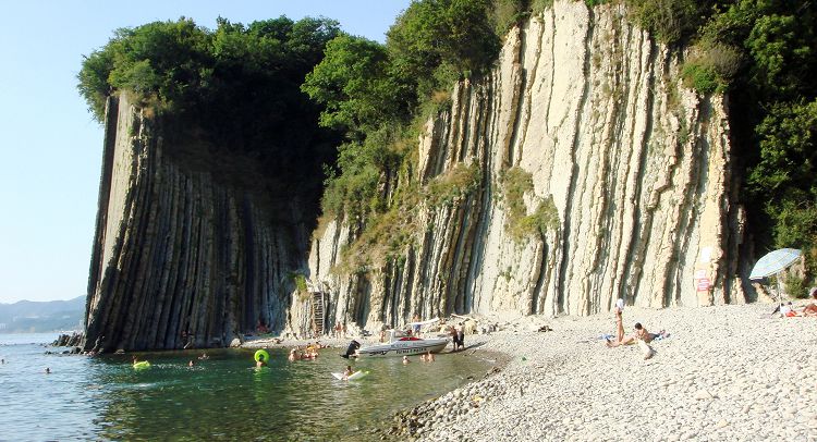 Дикий пляж у Скалы Киселева - одно из популярных мест отдыха