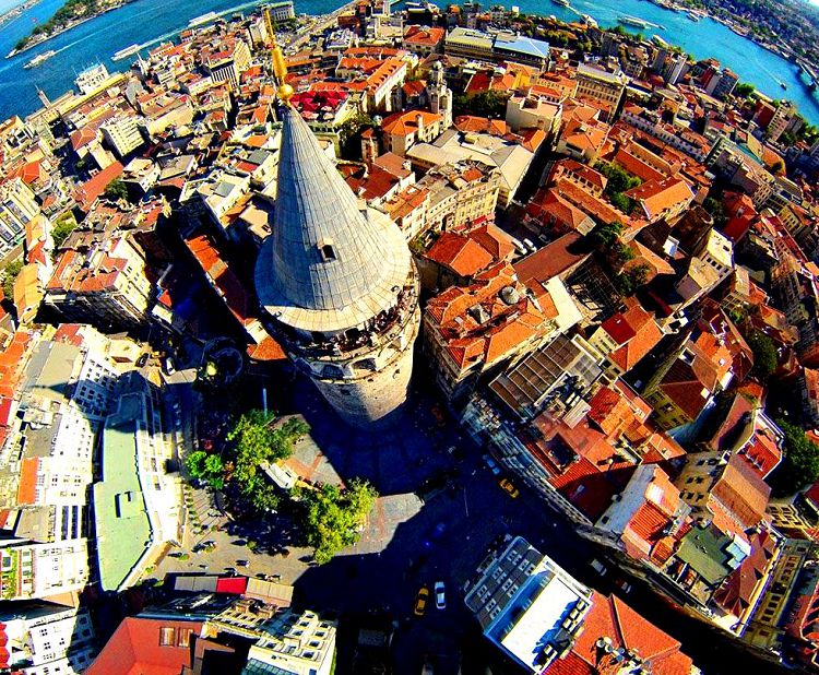 К Галатской башне можно подойти с различных сторон района Бейоглу