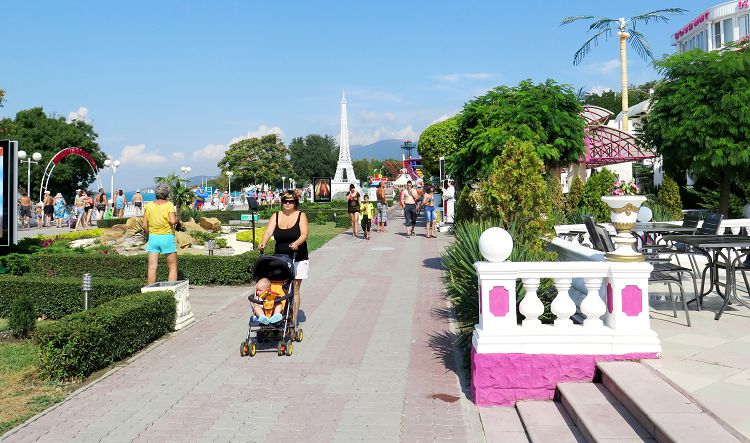 На прекрасной Набережной Кабардинки установлена даже местная Эйфелева башня