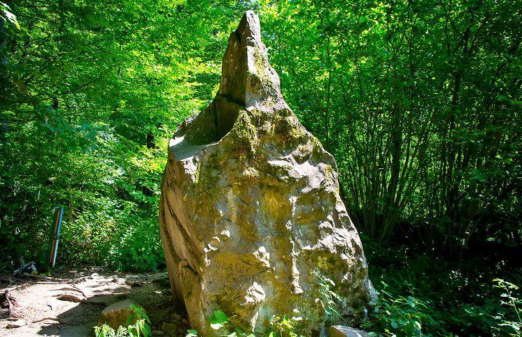 "Лунный камень" - еще одна из загадок природы