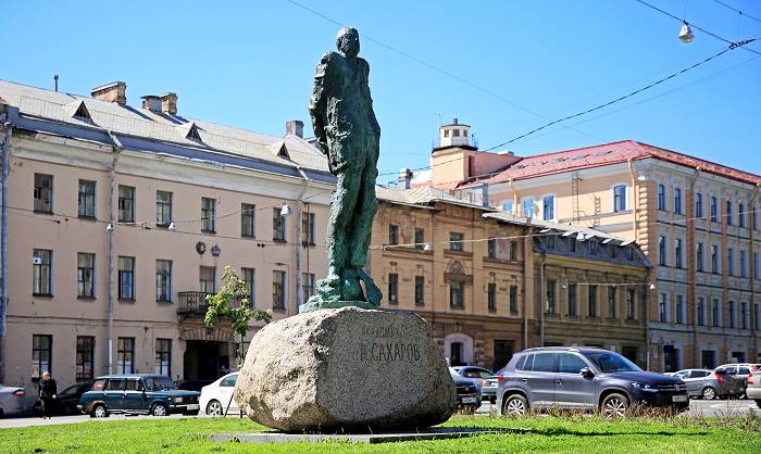 На небольшой площади Сахарова установлен памятник известному академику