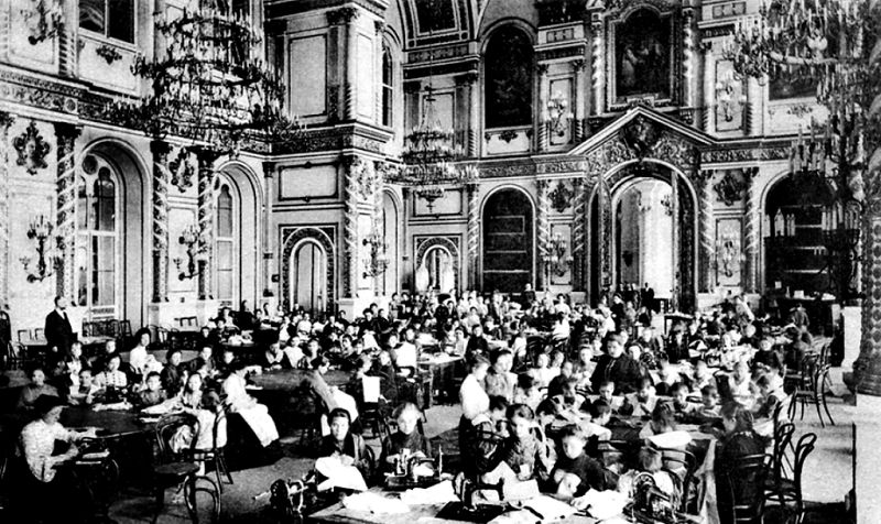 Работа швейной мастерской 1904 года в Александровском зале сохранилась на фотографиях