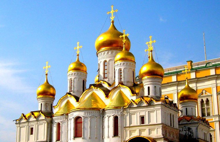 Девять золотых куполов собора сделали его более праздничным и нарядным