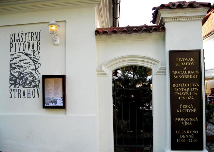 Гуляя по Страговскому монастырю обязательно загляните в его пивной ресторанчик