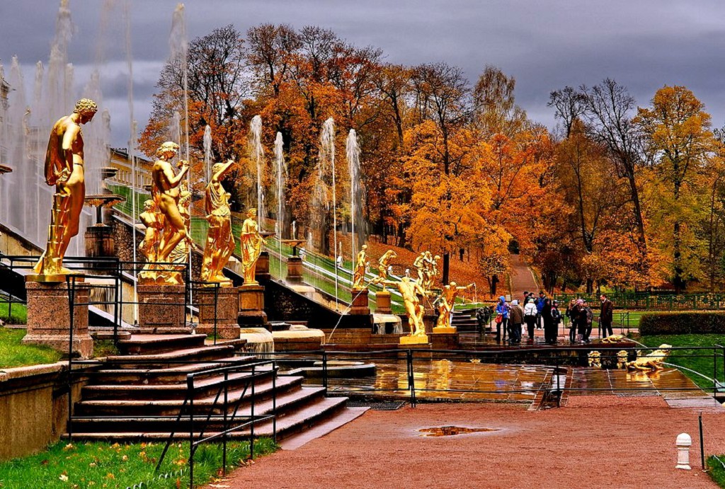 В первую половину осени еще можно застать работающие петергофские фонтаны