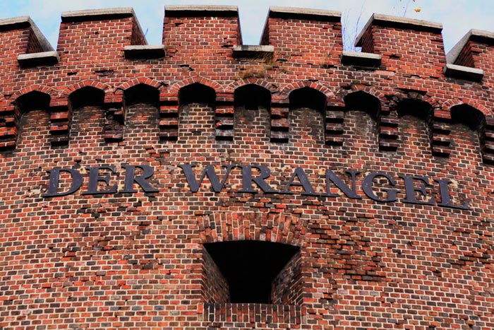 Надпись на башне