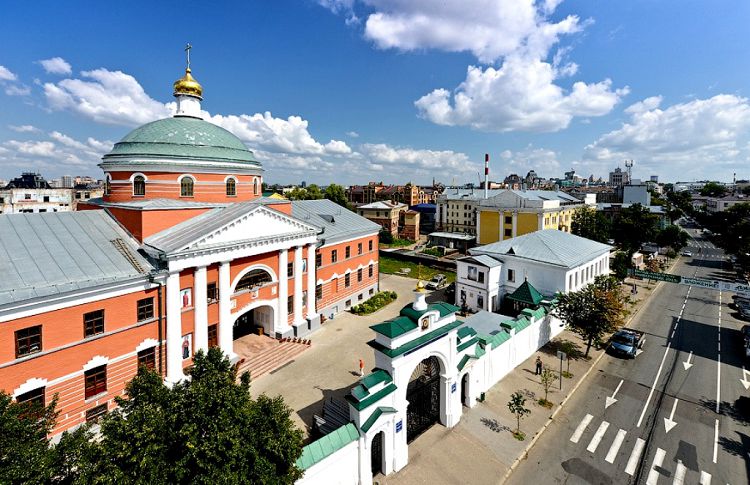 Вход в монастырь находится со стороны Большой Красной улицы