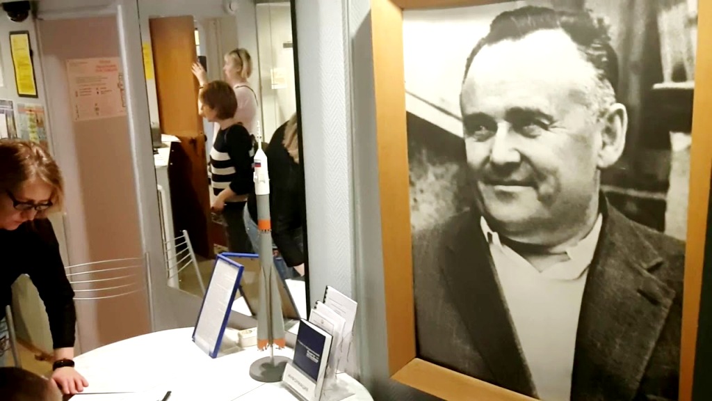 Фотография отца русской космонавтики встречает посетителей у входа