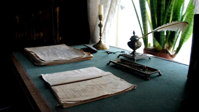 Стол Н.Добролюбова с его самодельными тетрадями