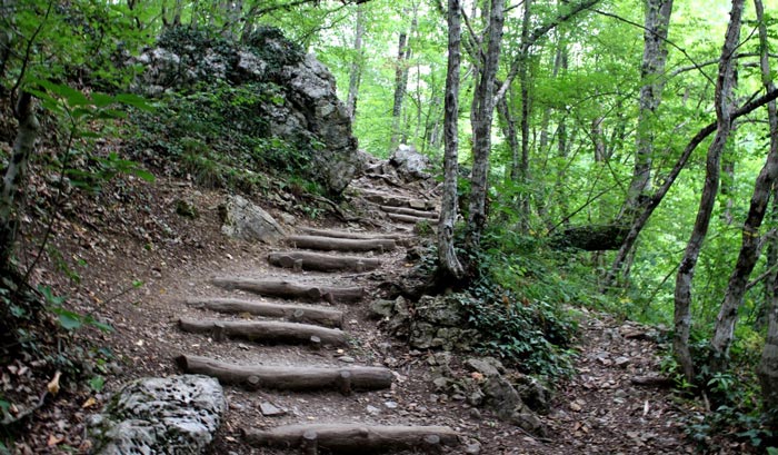 Во многих местах туристическая тропа облагорожена и удобна